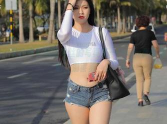 魔镜街拍 – 艾小青超短裙肉丝的写真集——每一张都像在说‘来吧，别害羞’。