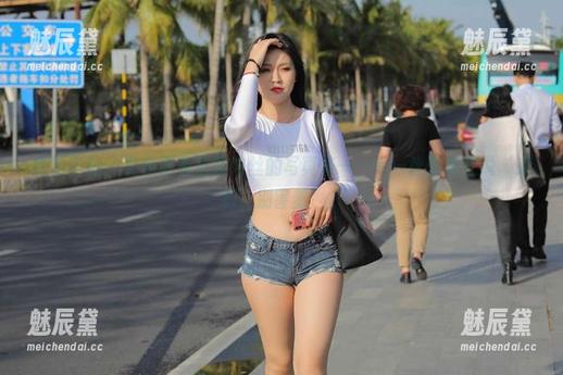 魔镜街拍 - 艾小青超短裙肉丝的写真集——每一张都像在说‘来吧，别害羞’。