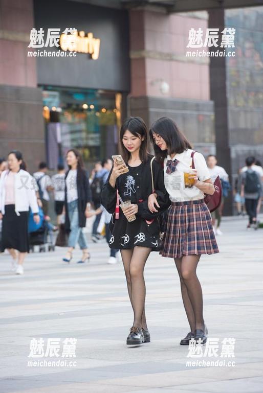 魔镜街拍 又到魔镜街拍在线时间,看看肉丝高跟小姐姐的街头风采,太飒了!