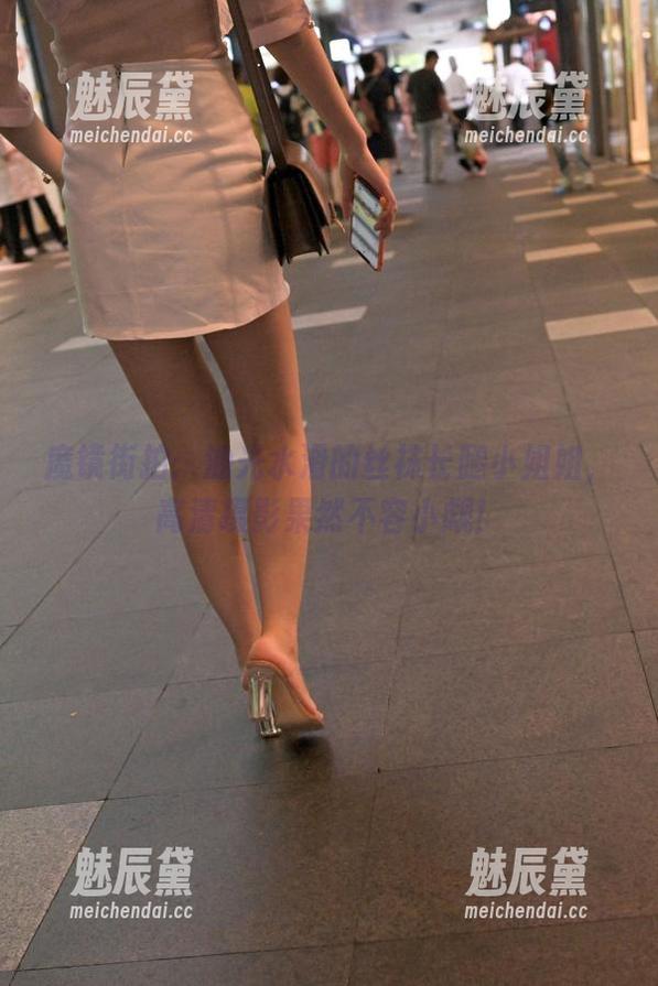 魔镜街拍：油光水滑的丝袜长腿小姐姐，高清摄影果然不容小觑！