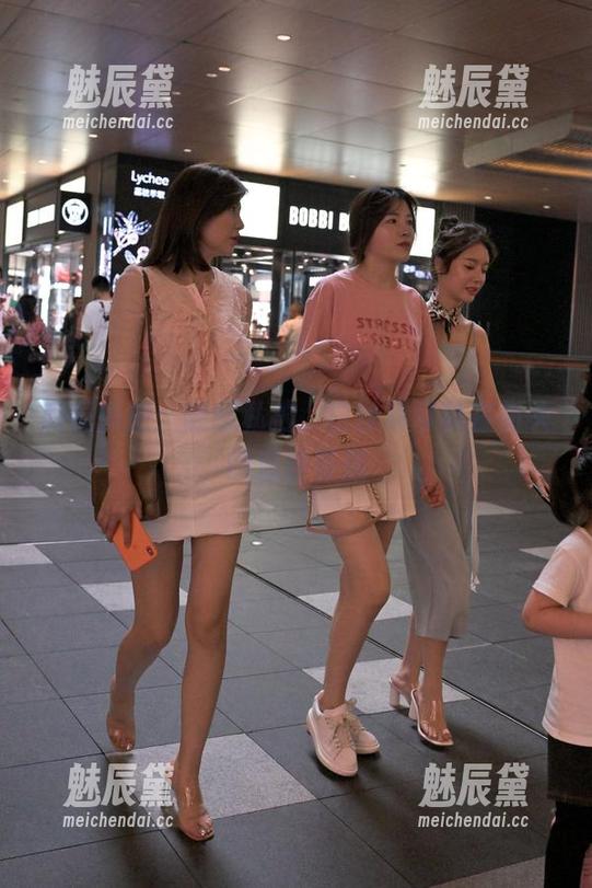 魔镜街拍 魔镜街拍:随意私拍,白丝吊带袜在街头的漫步奇遇