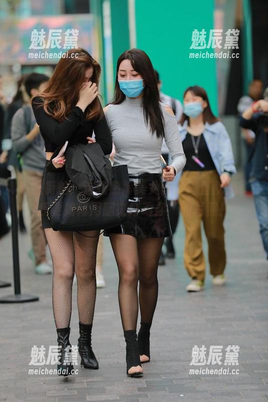 魔镜街拍：这张热裤美女图片简直就是‘我要如何用腿来打动你’的写照！